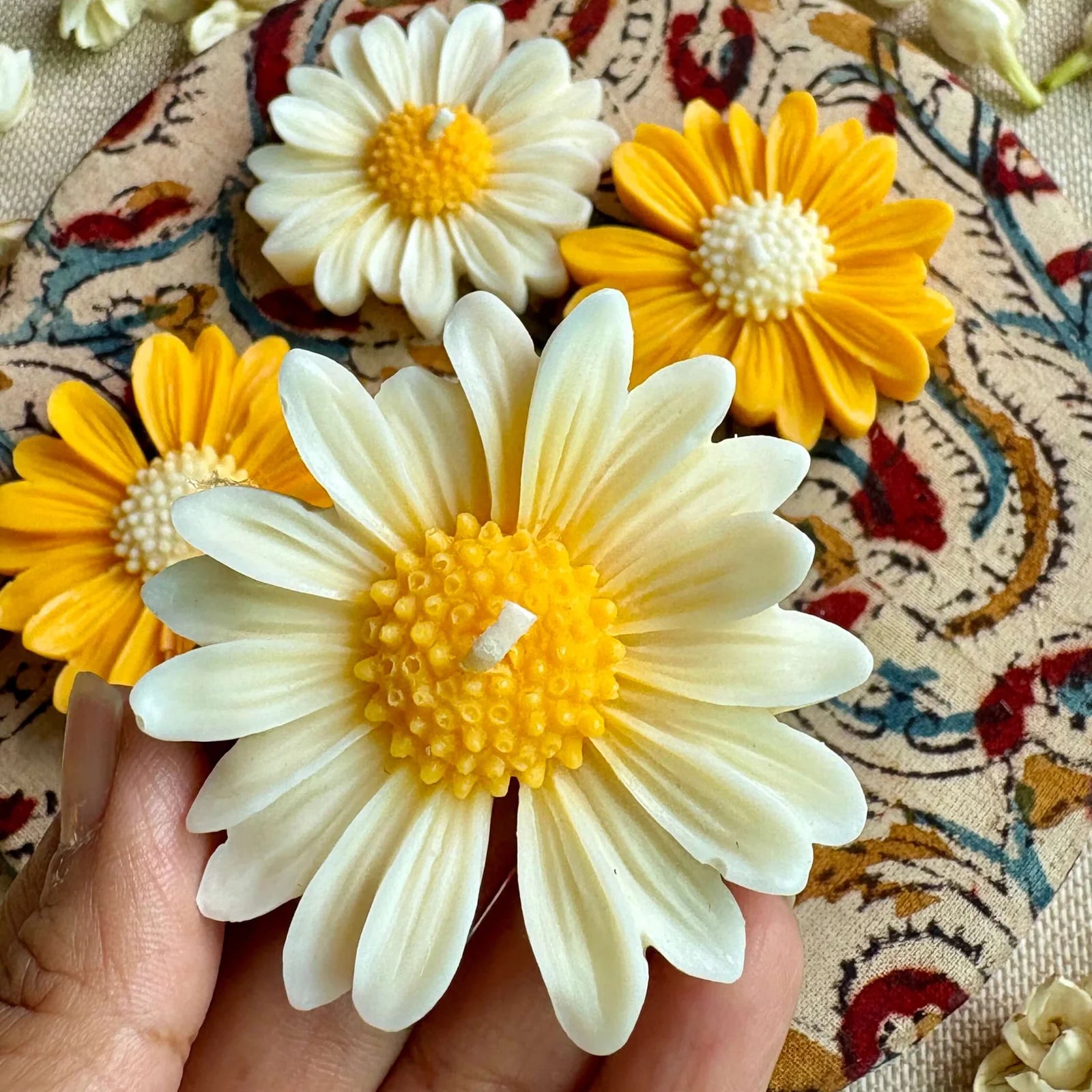 Daisy Bloom Mini Candle