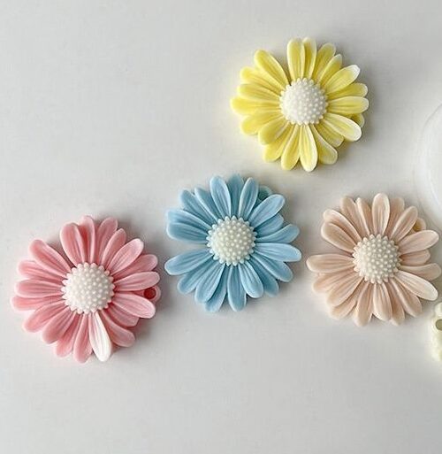 Daisy Net-Packed Candle