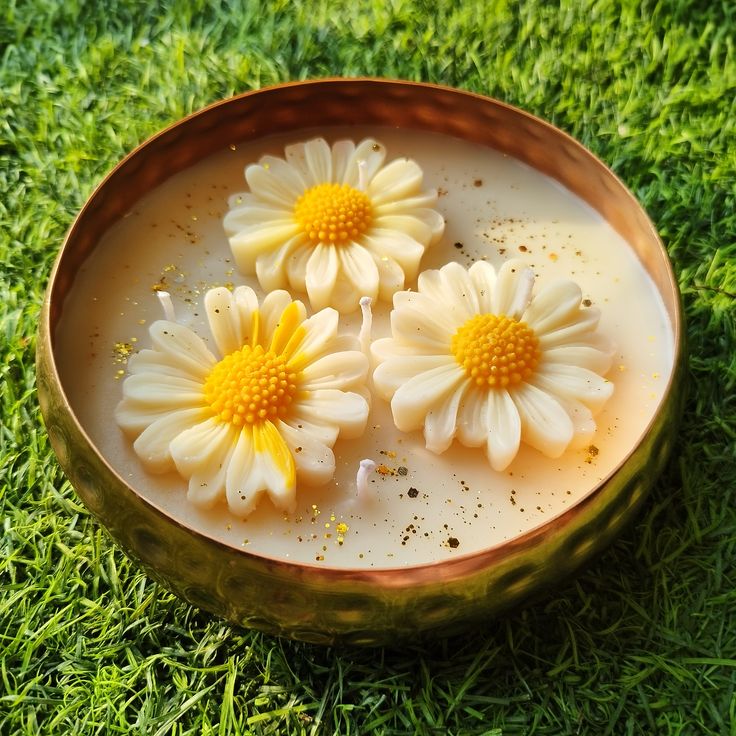 Three Daisy Urli Glow Candle